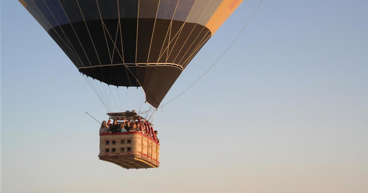 Cade da una mongolfiera e muore.Volo fatto per telefono - tempo