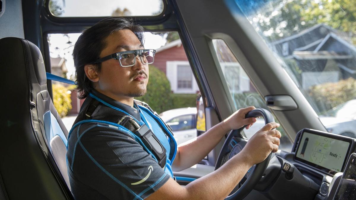 I trasportatori di Amazon guideranno con gli occhiali smart: «Riconoscono indirizzi e pacchi, usi me...