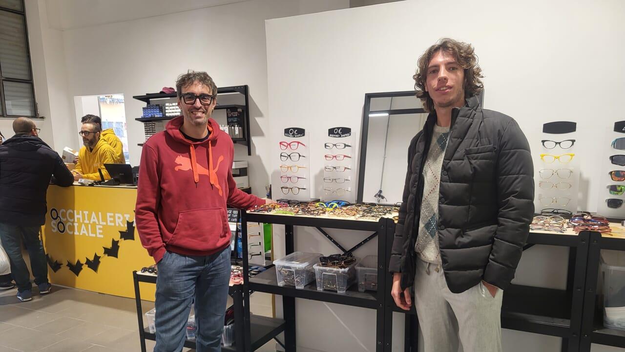 Free glasses and 'stop', a store in Milan helps people in difficulty: 