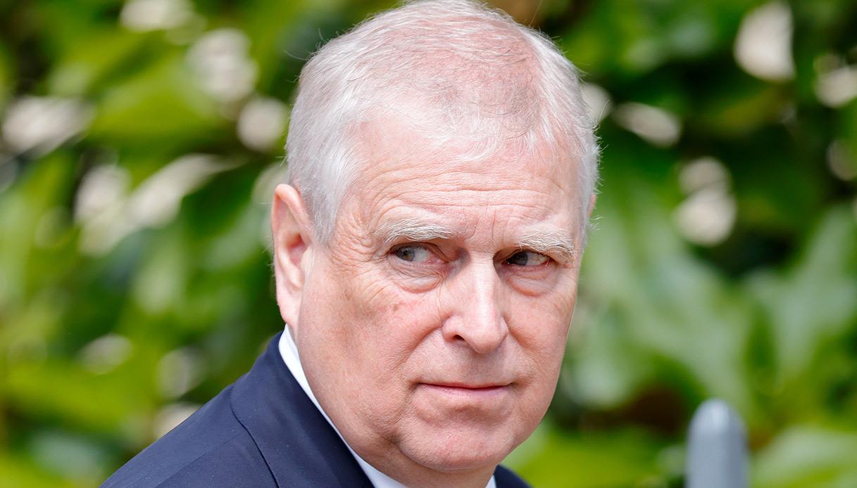 Re Carlo, Andrew fugge ad Abu Dhabi in una villa da 13 milioni di dollari