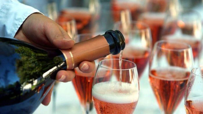 Il cenone di Capodanno in Italia spendi il 32% in meno.